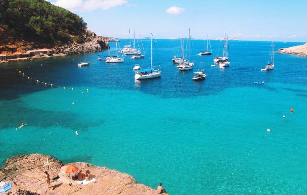 Barcos en una cala de Ibiza