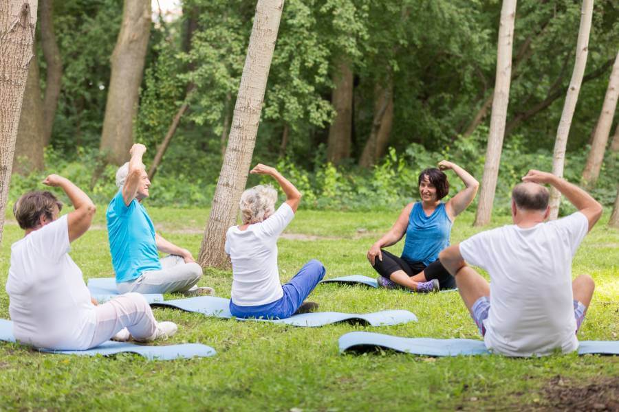 Practicando yoga en grupo en el jardín