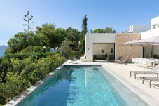 Modernes Äußeres mit privatem Pool der Villa Algueras in Ibiza.