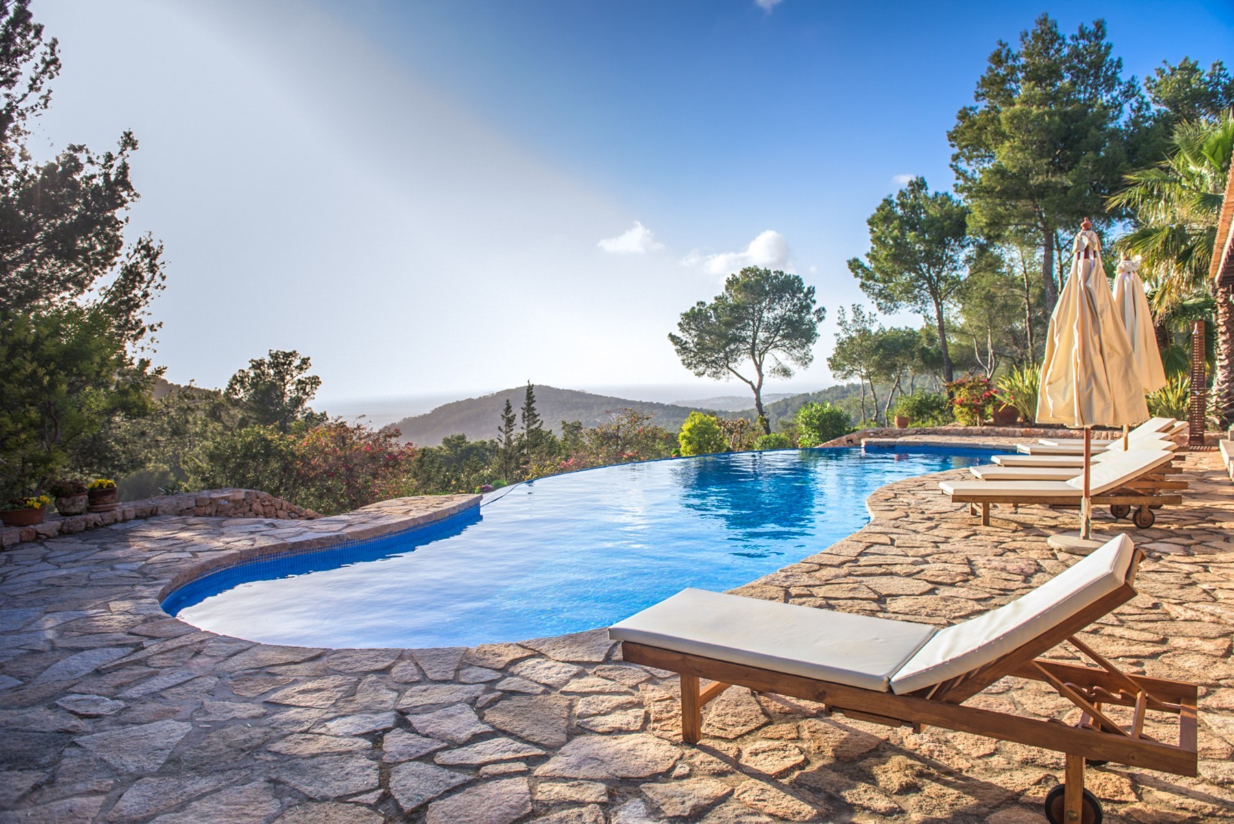 Blick vom Schwimmbad der Villa Eternity auf Ibiza