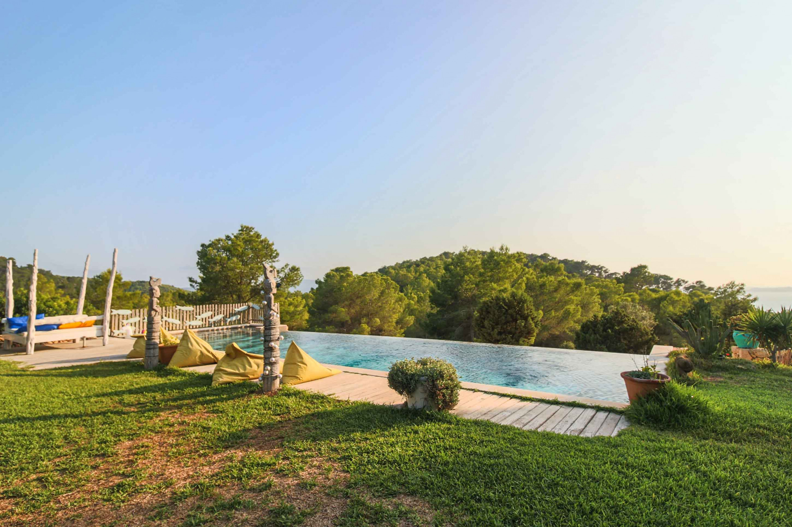 Pool und Aussicht von der Villa Sarahmuk auf Ibiza