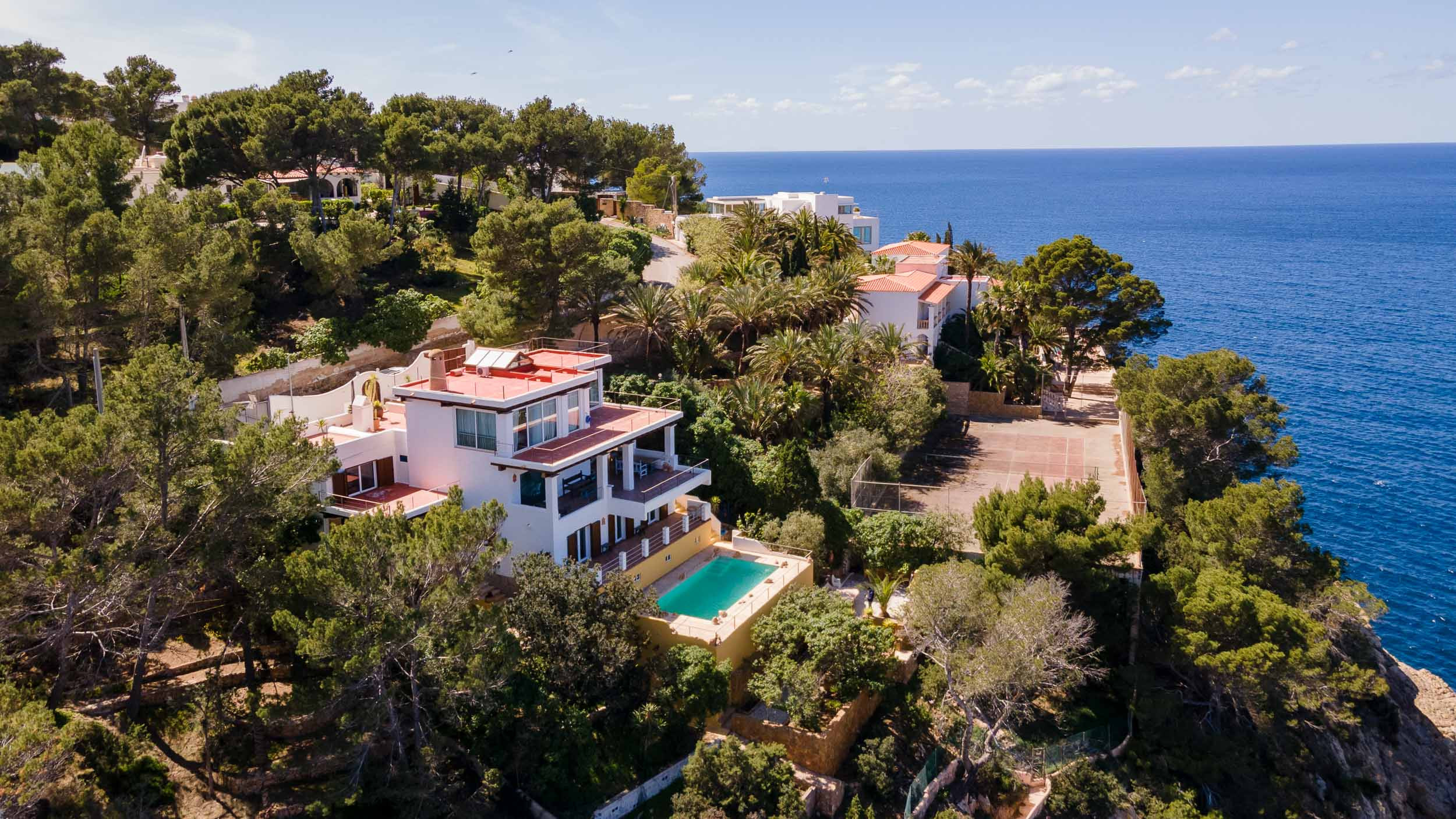 Luftaufnahme der Villa Cala Vera, mit dem Meer im Hintergrund.