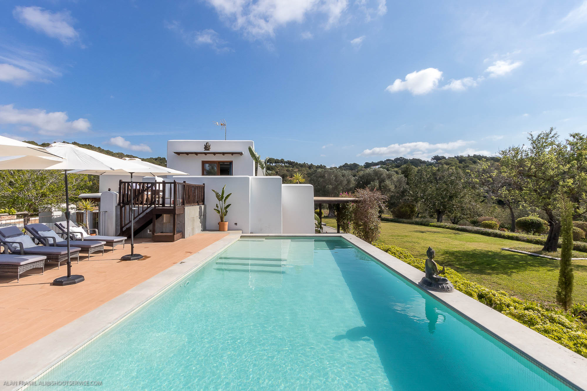 Blick auf den Garten und den Pool der Villa Agroturismo in Santa Eulalia, Ibiza