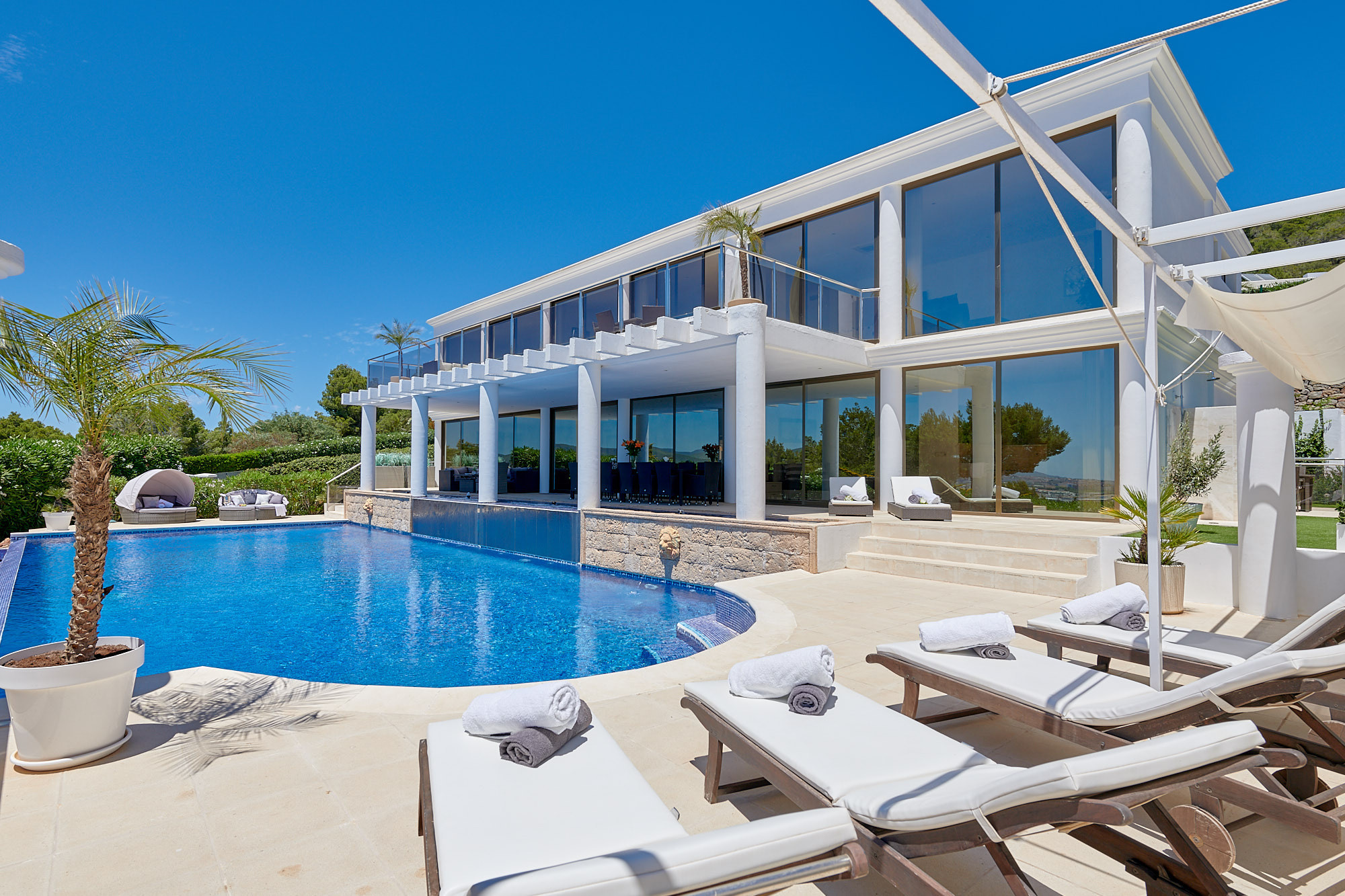 Spektakuläre Aussicht auf den Pool und die Umgebung der Villa Blanca de Ibiza