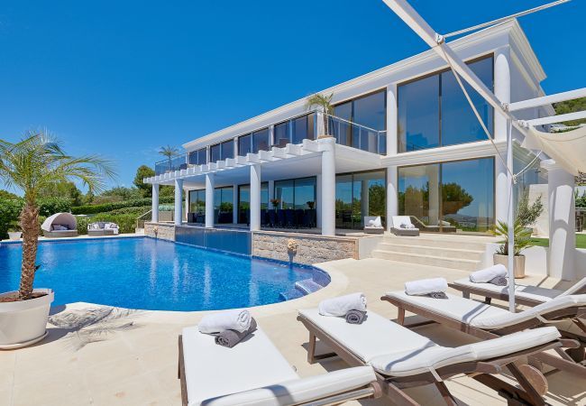Spektakuläre Aussicht auf den Pool und die Umgebung der Villa Blanca de Ibiza