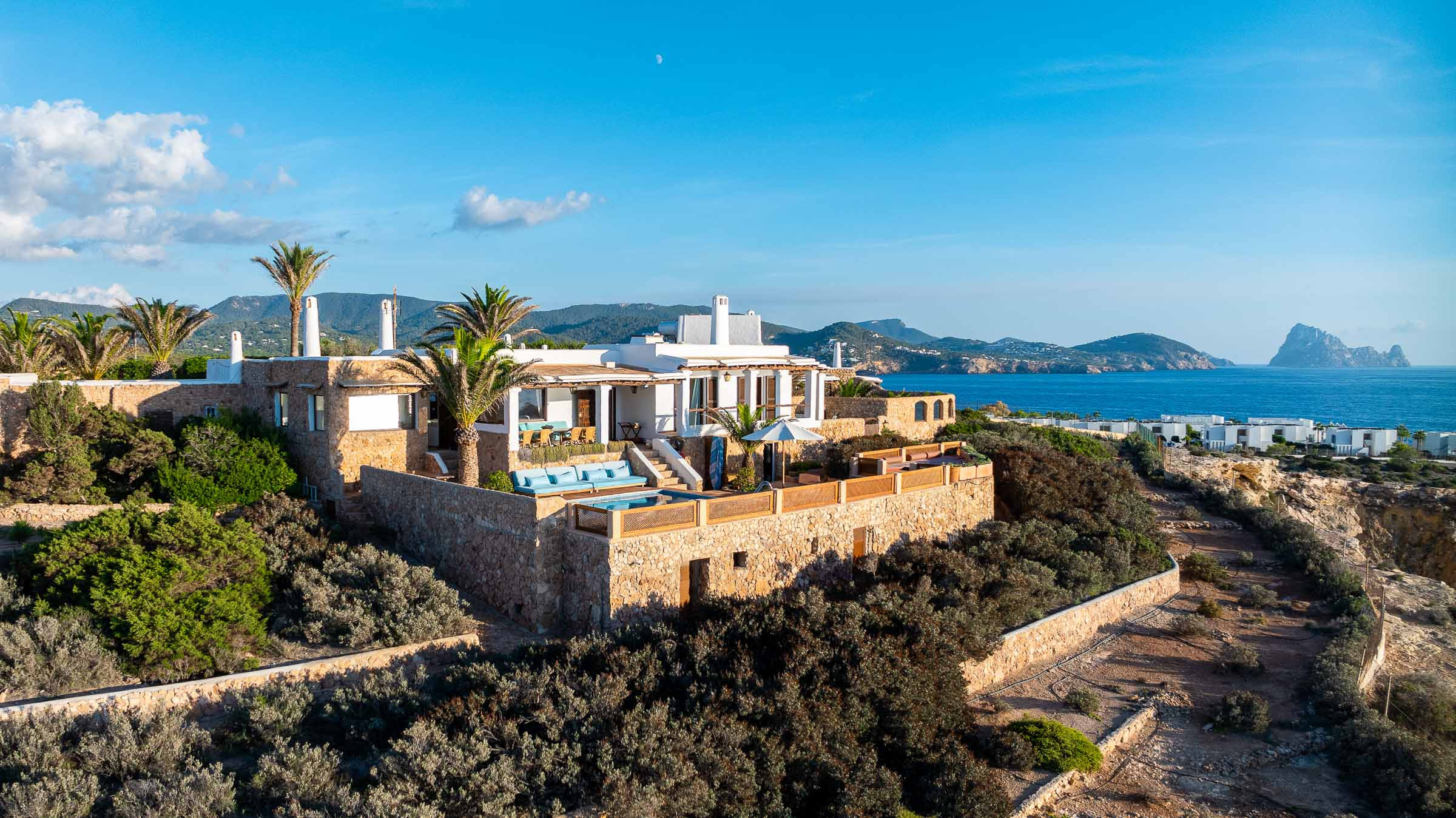 Blick auf die Villa Sus Amores mit dem Meer im Hintergrund.