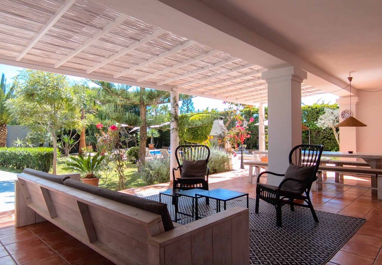 Große Terrasse mit Blick auf den Garten und das Schwimmbad der Villa Wicker