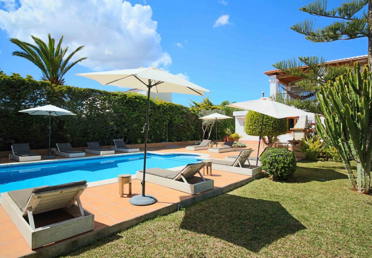 Intimität und Entspannung mit Garten und Schwimmbad der Villa Wicker auf Ibiza