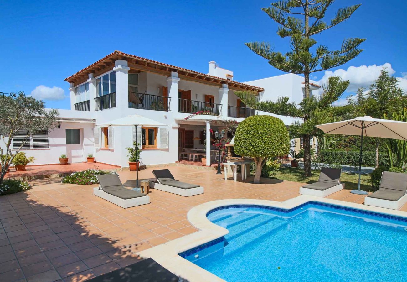 Außenbereich der Villa Wicker in Sant Jordi, Ibiza, mit Pool und privatem Gartenbereich