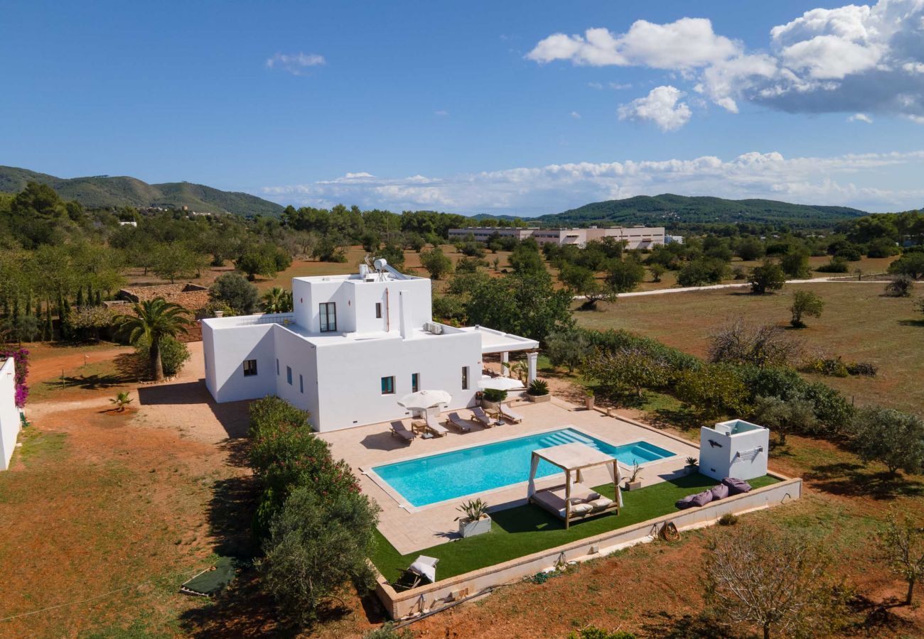 Außenbereich der Villa Can Lloren auf Ibiza