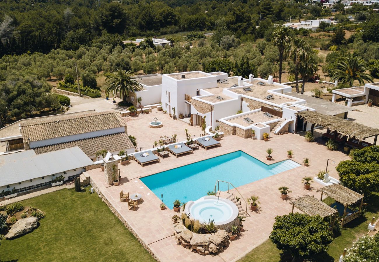 Luftaufnahme der Villa Las Hadas in Ibiza mit ihrem Pool, Terrasse und Jacuzzi