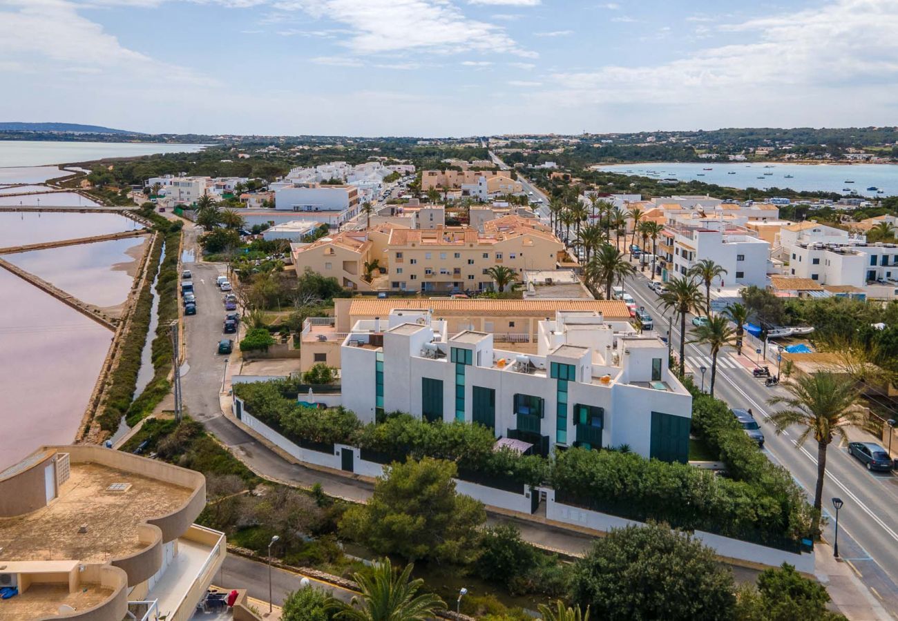 Spektakuläre Lage für dieses Ferienhaus in Puerto de la Savina auf der Insel Formentera.