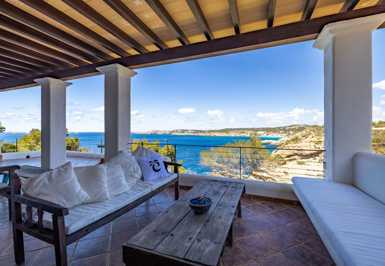 Überdachte Terrasse der Villa Cala Vera auf Ibiza, mit Cala Molí im Hintergrund.