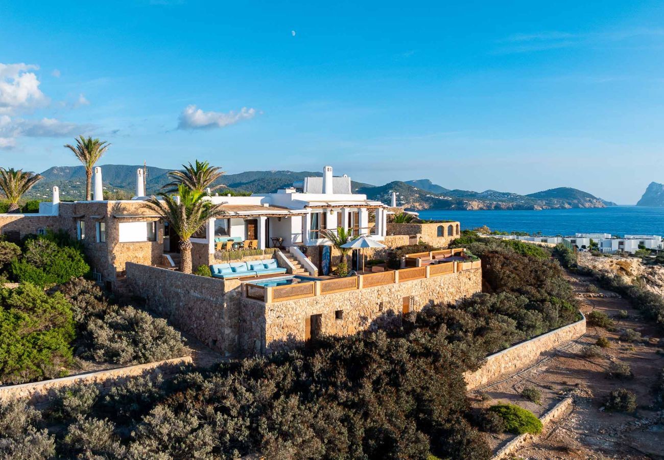Blick auf die Villa Sus Amores mit dem Meer im Hintergrund.