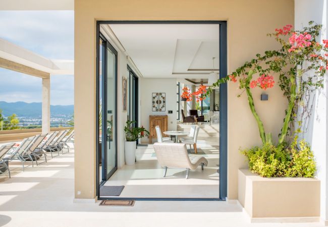 Interior de la villa Hilltop, con grandes cristales para disfrutar de las vistas de Ibiza