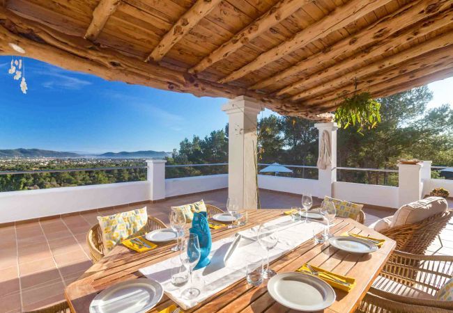 Terraza de Villa Casiopea con mesas y sillas y cubierta, con vistas al mar