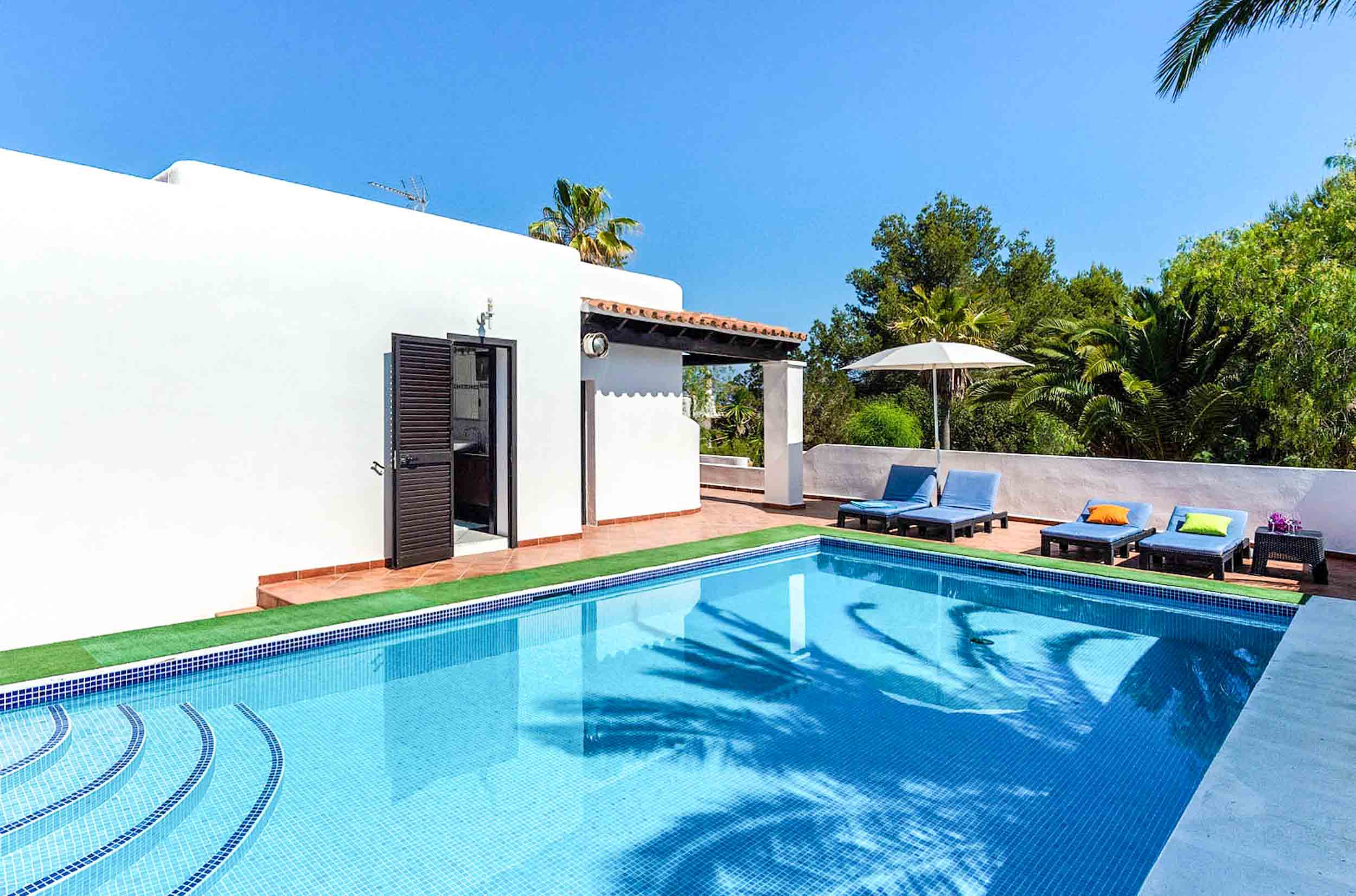 Piscina junto a Casa Dany, cerca de las mejores playas de Sant Antoni