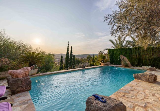 Piscina privada con impresionantes vistas en Can Torrent