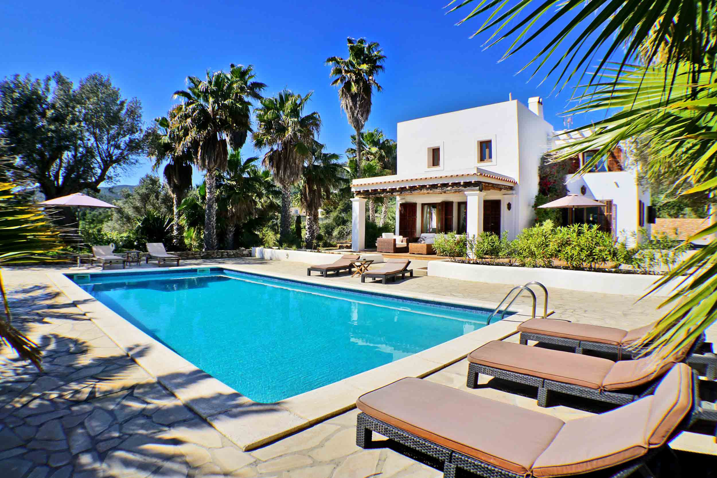 Jardín privado con piscina en la Villa Sa Paissa de Es Cubells