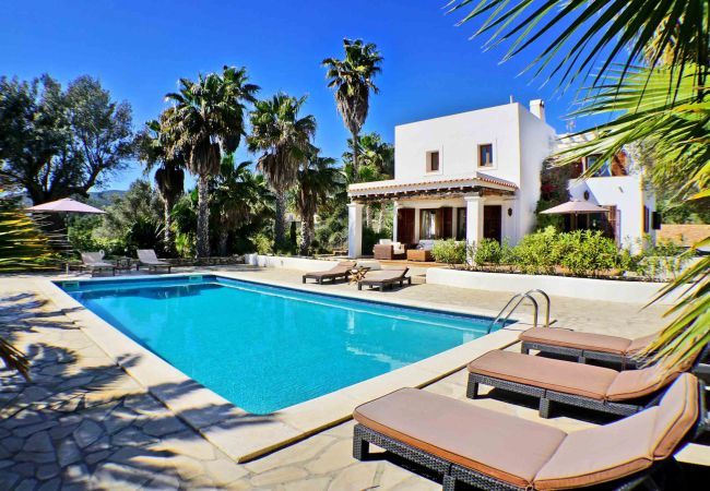 Jardín privado con piscina en la Villa Sa Paissa de Es Cubells