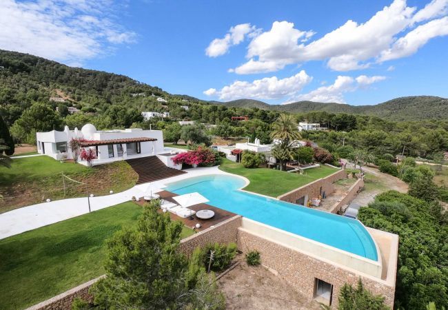 Vista aérea de la villa Blue Star con su espectacular piscina y jardines