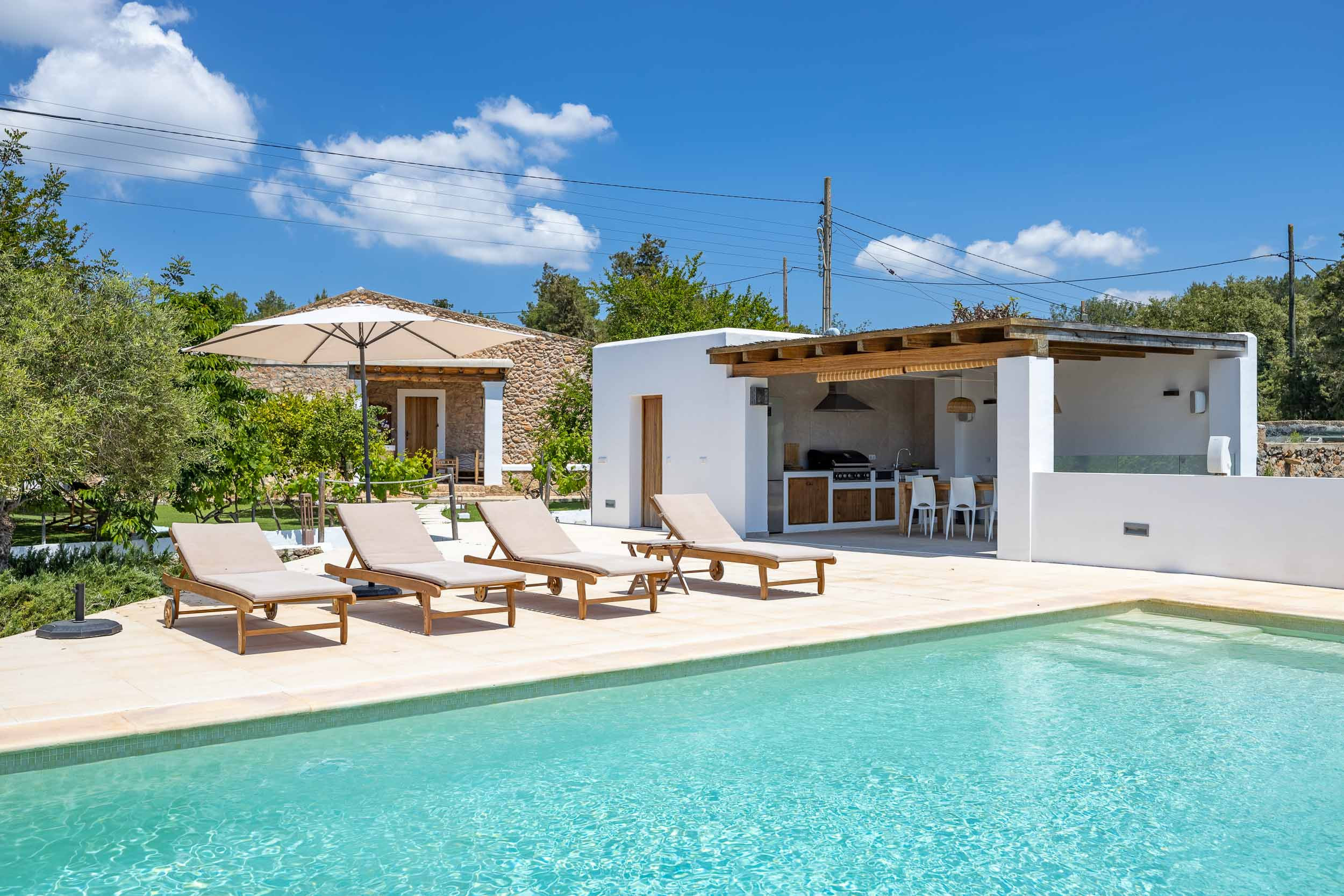 Terraza de Can Pilot y su piscina privada