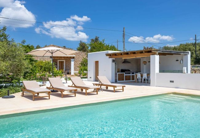 Terraza de Can Pilot y su piscina privada