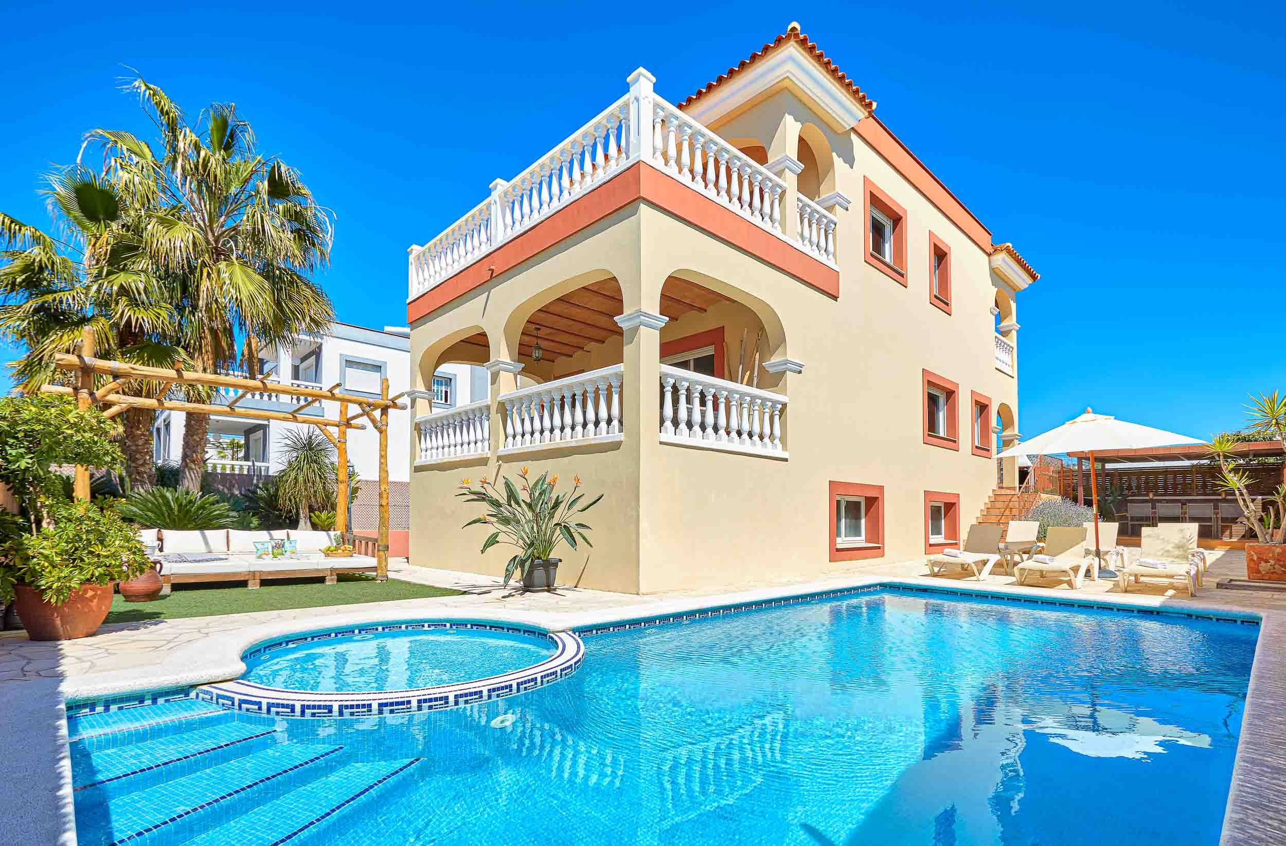 Espectacular piscina y exterior de la Villa Cane en Ibiza