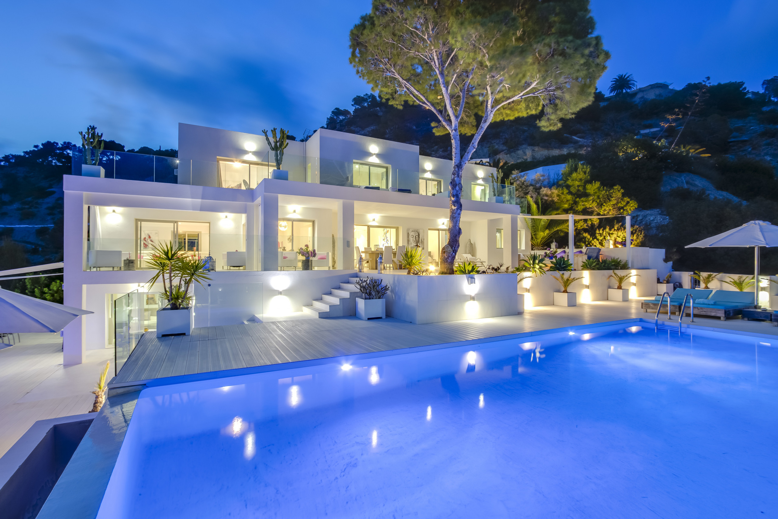 Villa Big Blue de Ibiza con piscina iluminada por la noche