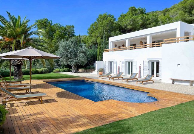 villa Amantiga de Ibiza con piscina y jardín