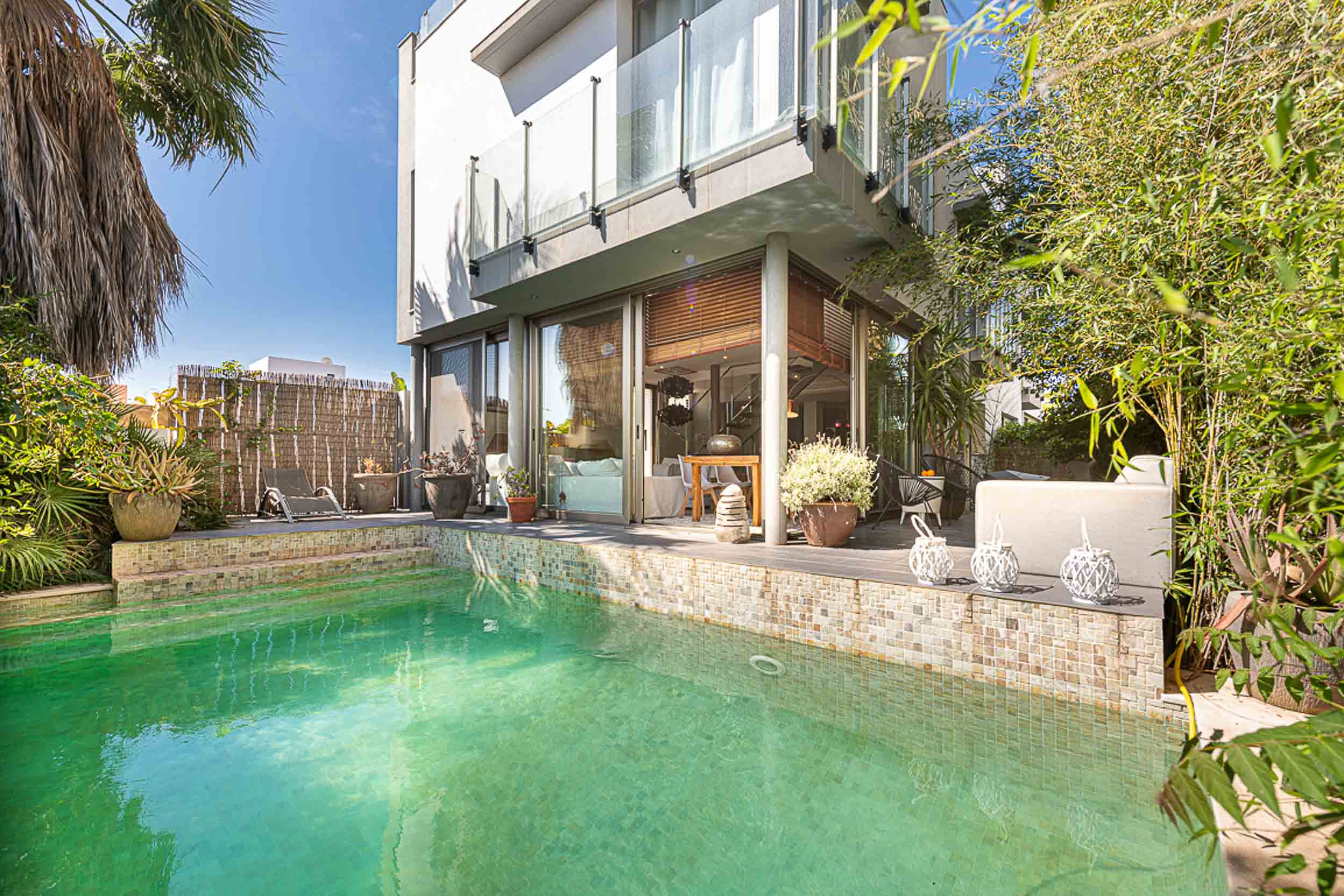 Piscina privada de Villa Jesús III y zona de terraza