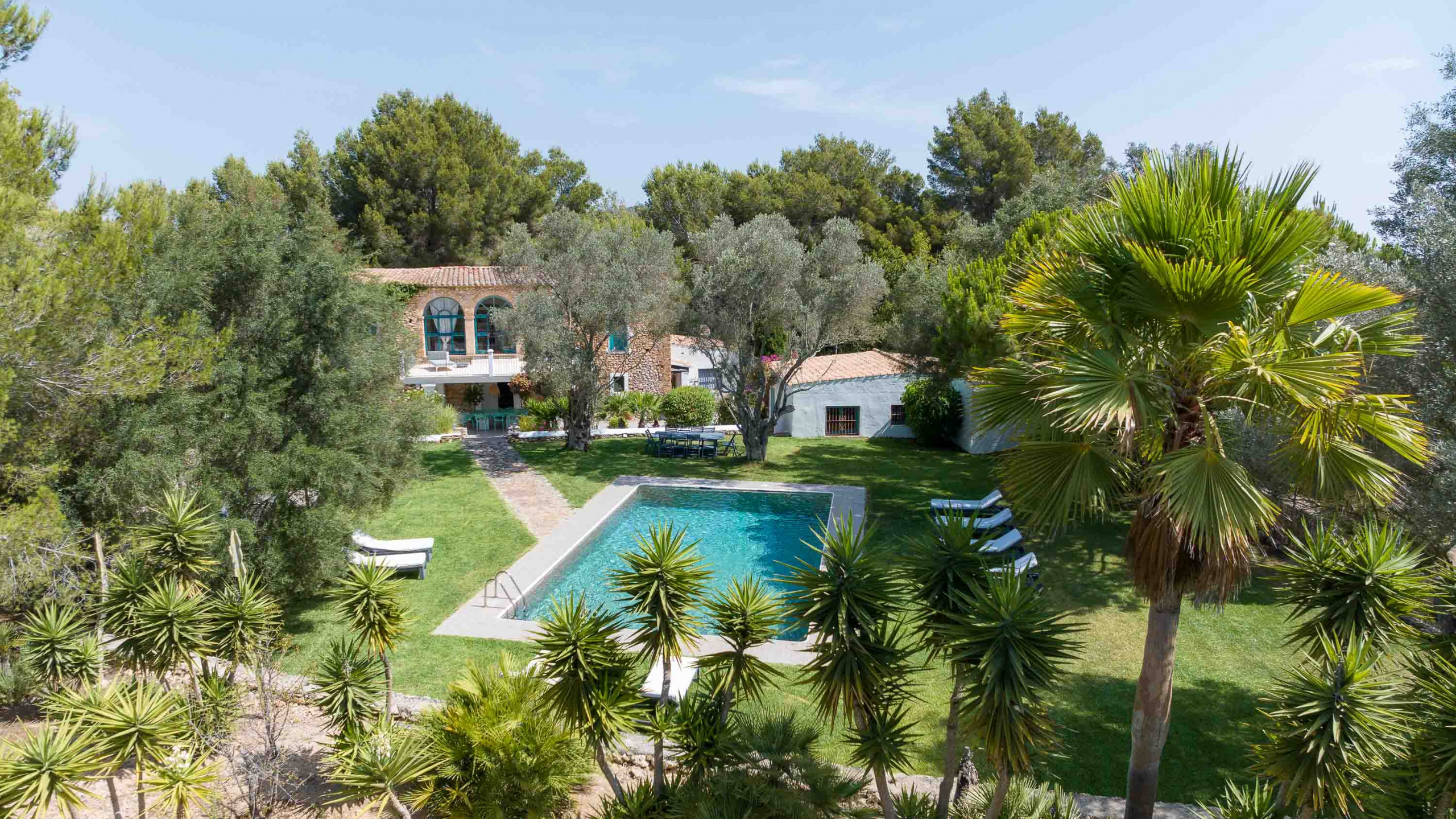 Vistas del jardín y la piscina de la Villa Can Giotto