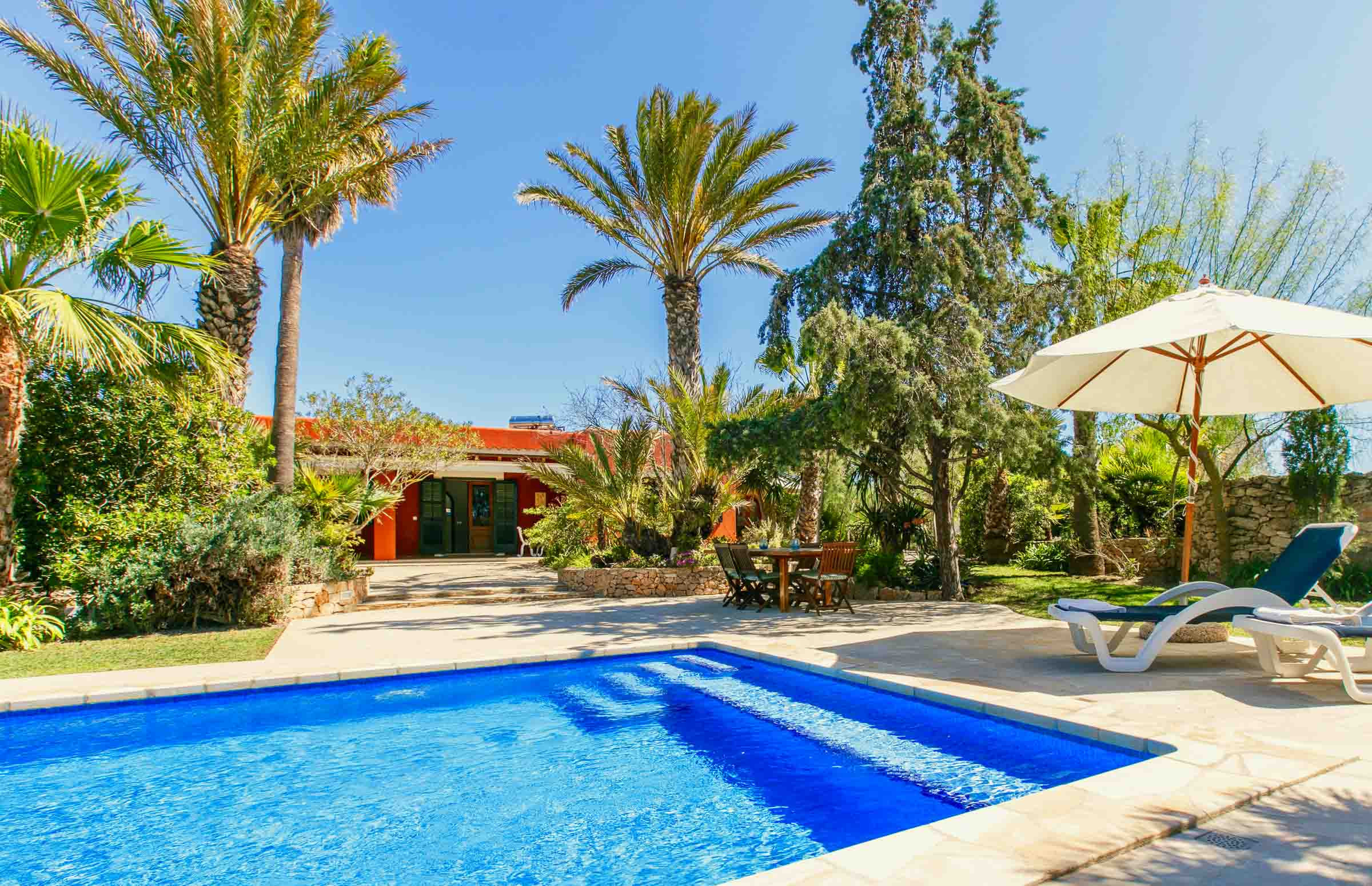 Jardín y piscina privada de Villa la Vila