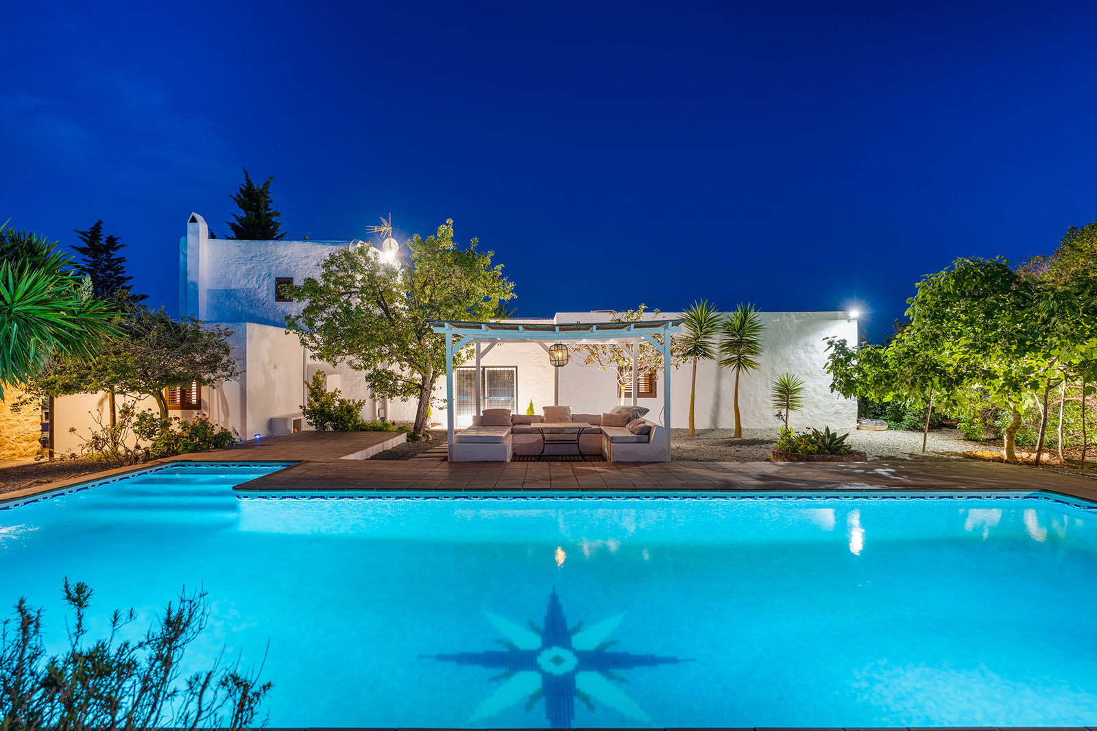 Villa Carroca de noche con la piscina privada iluminada
