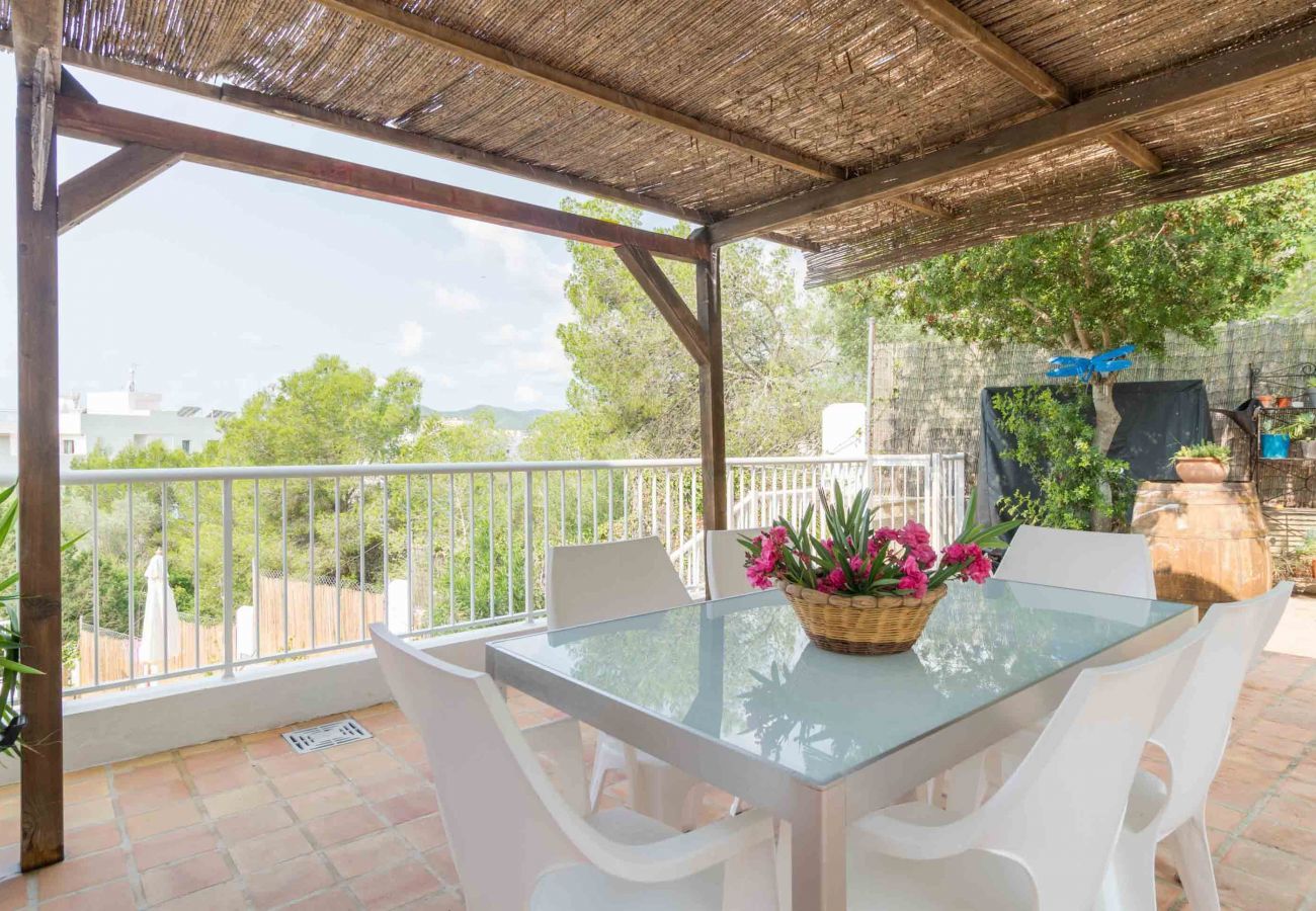 Zona de terraza cubierta en Casa Mar junto a la playa de Talamanca