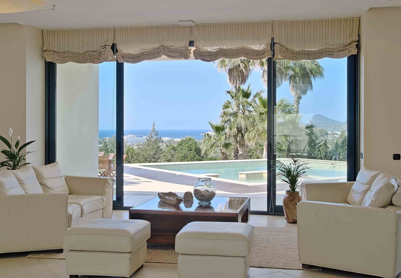 Vista desde el interior y vistas de Ibiza