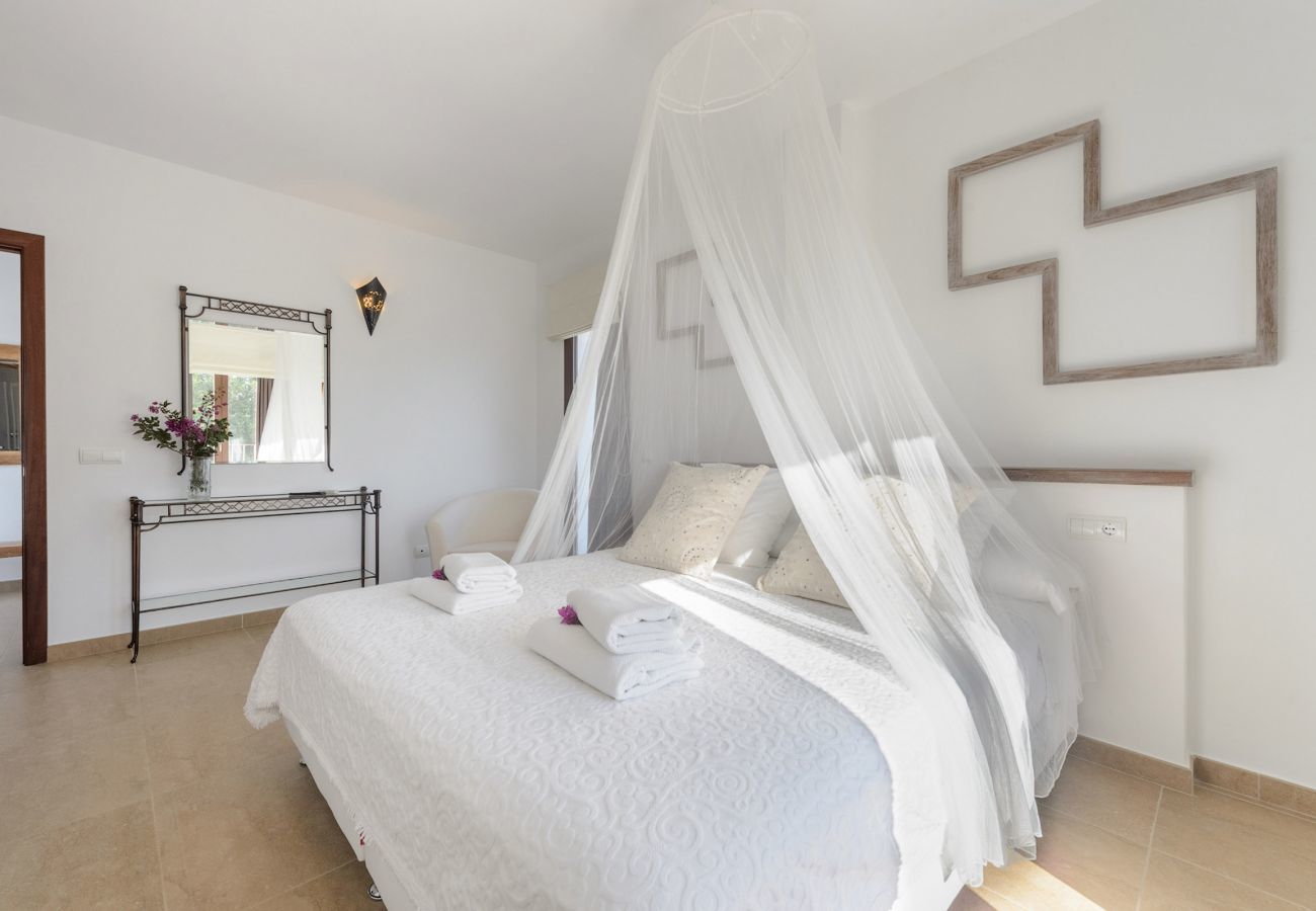 Encantadoras habitaciones en Villa Can Lloren | Eivillas
