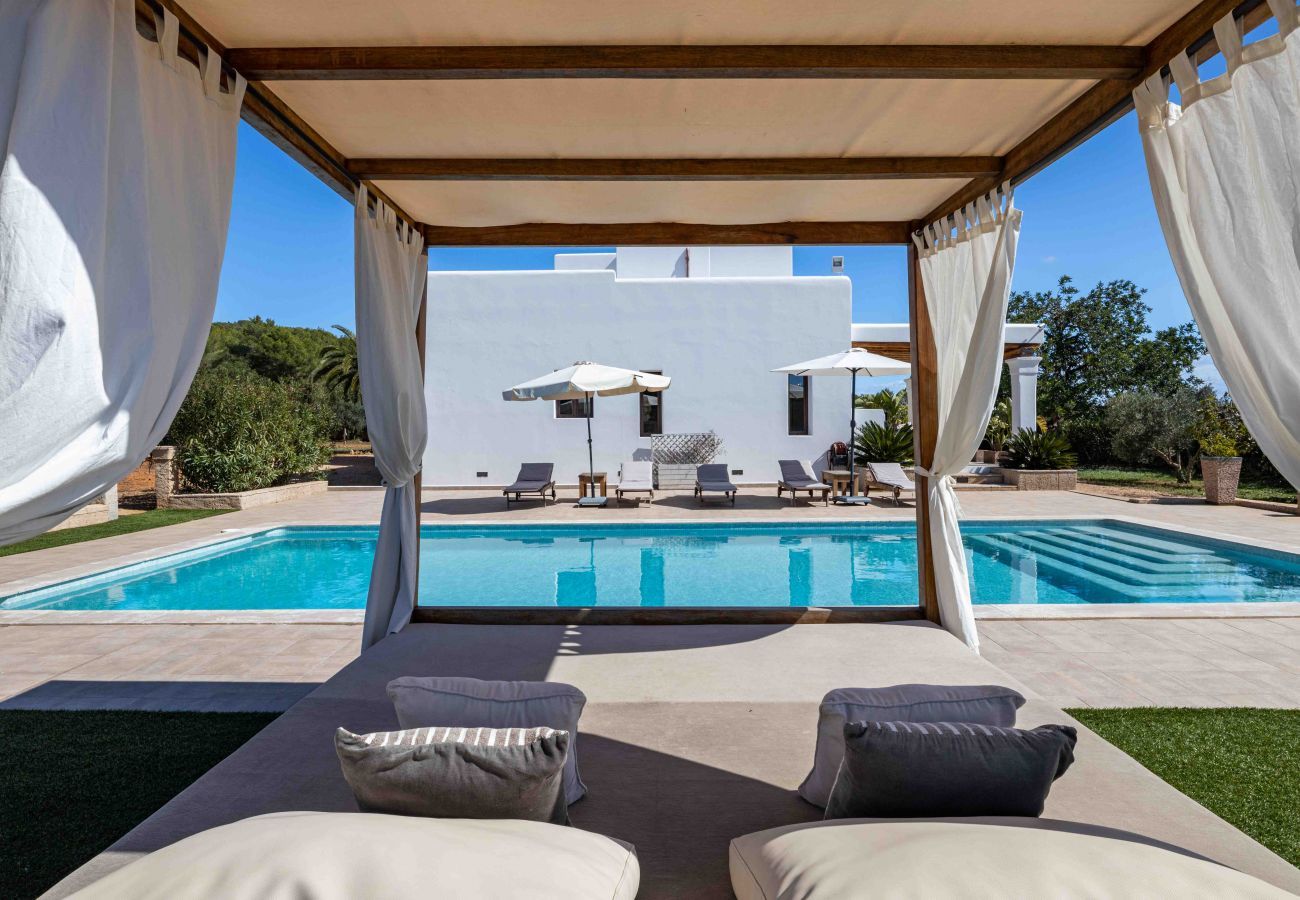 Espléndida piscina en Villa Can Lloren | Eivillas