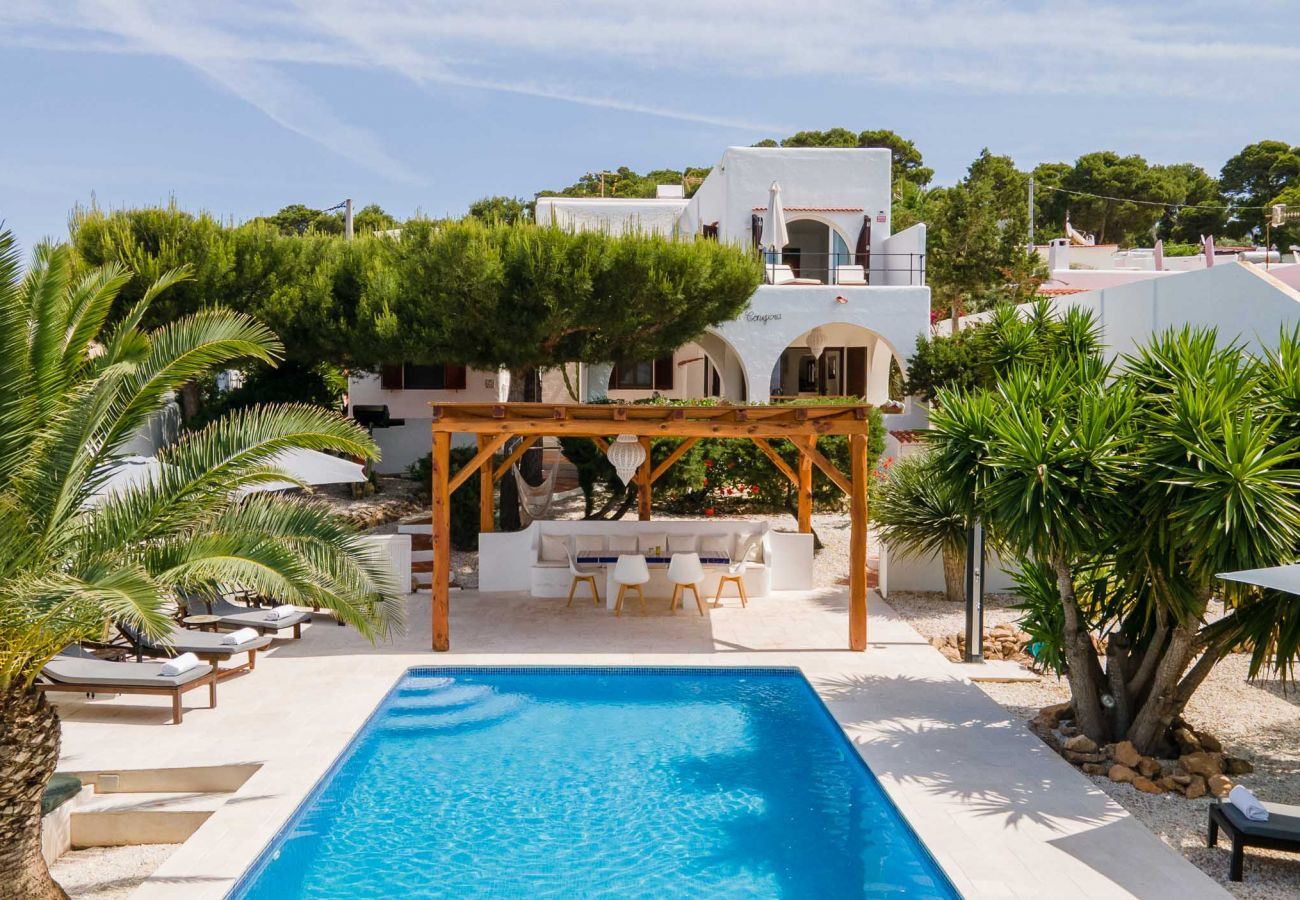 Jardín y piscina privada de la Villa Es Vedra en Sant Josep