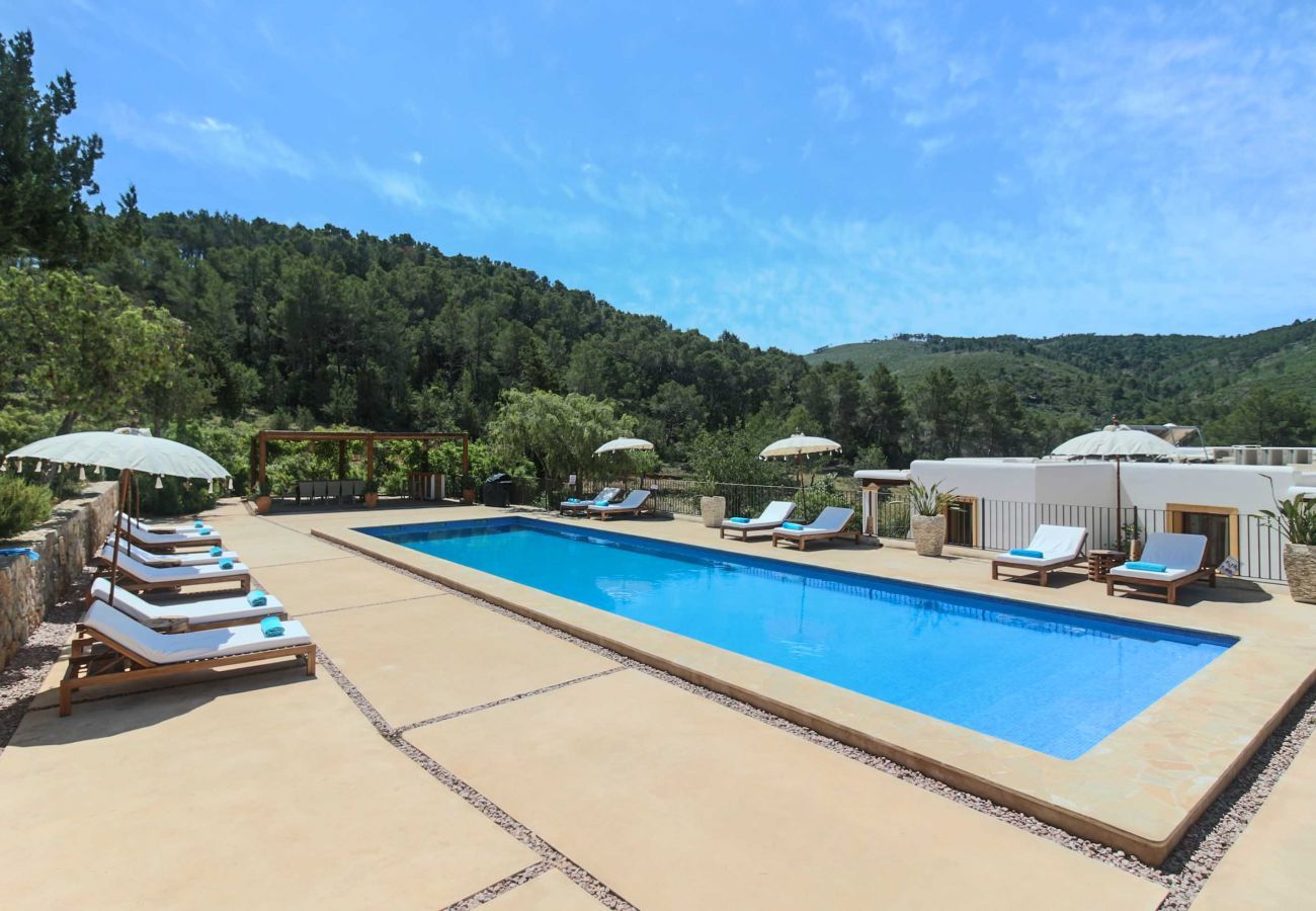 Piscina privada de la villa Boca Sega de Ibiza, con zona de solarium