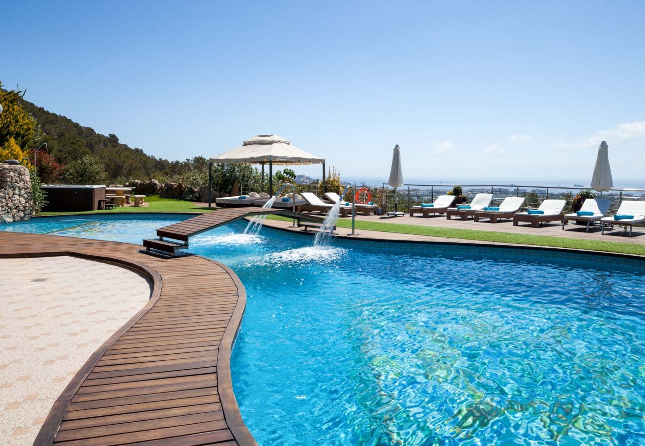 Vistas desde la piscina privada de la villa en Ibiza Fontaluxe
