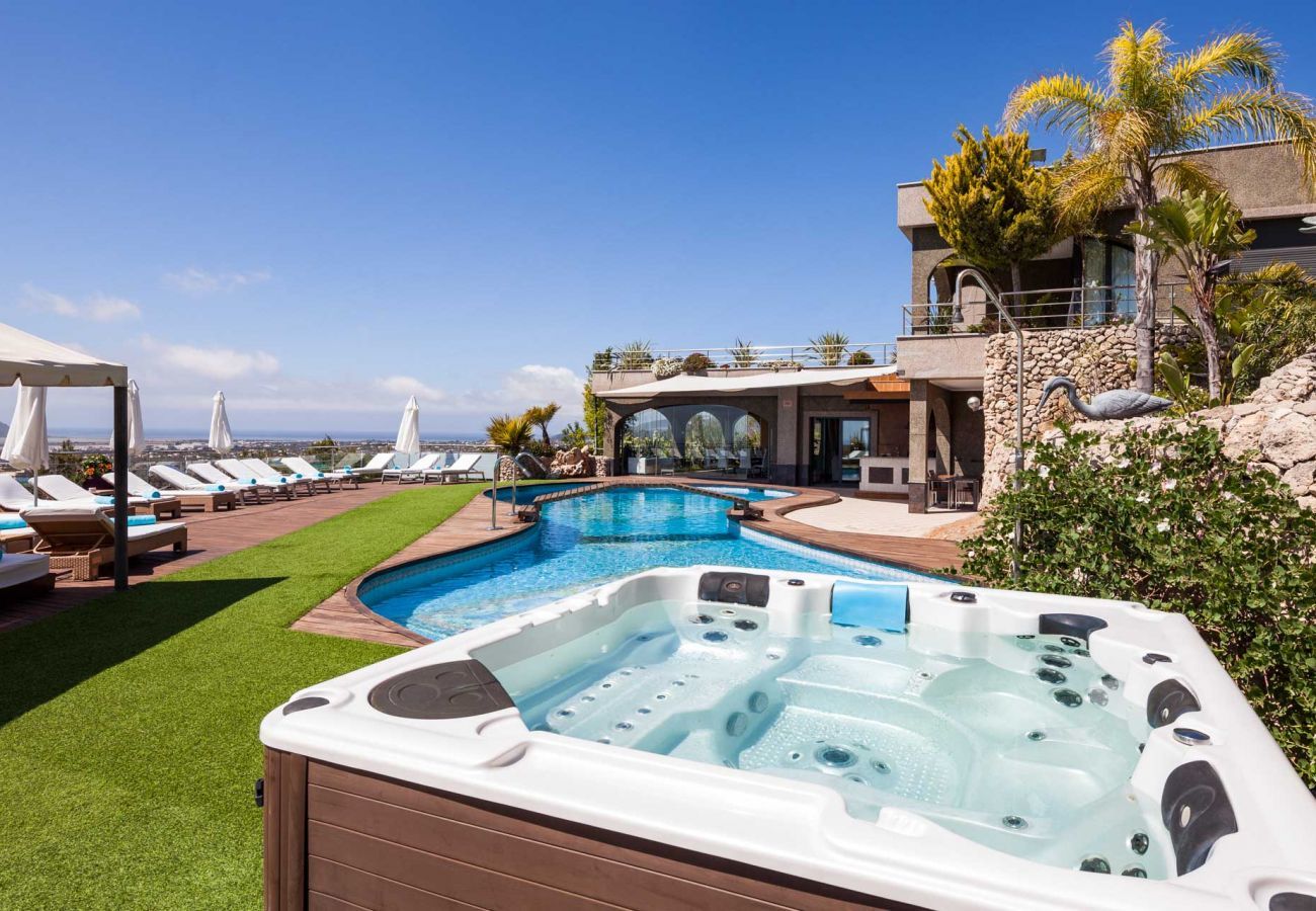 Jacuzzi y piscina privada en la Villa Fuente de Ibiza