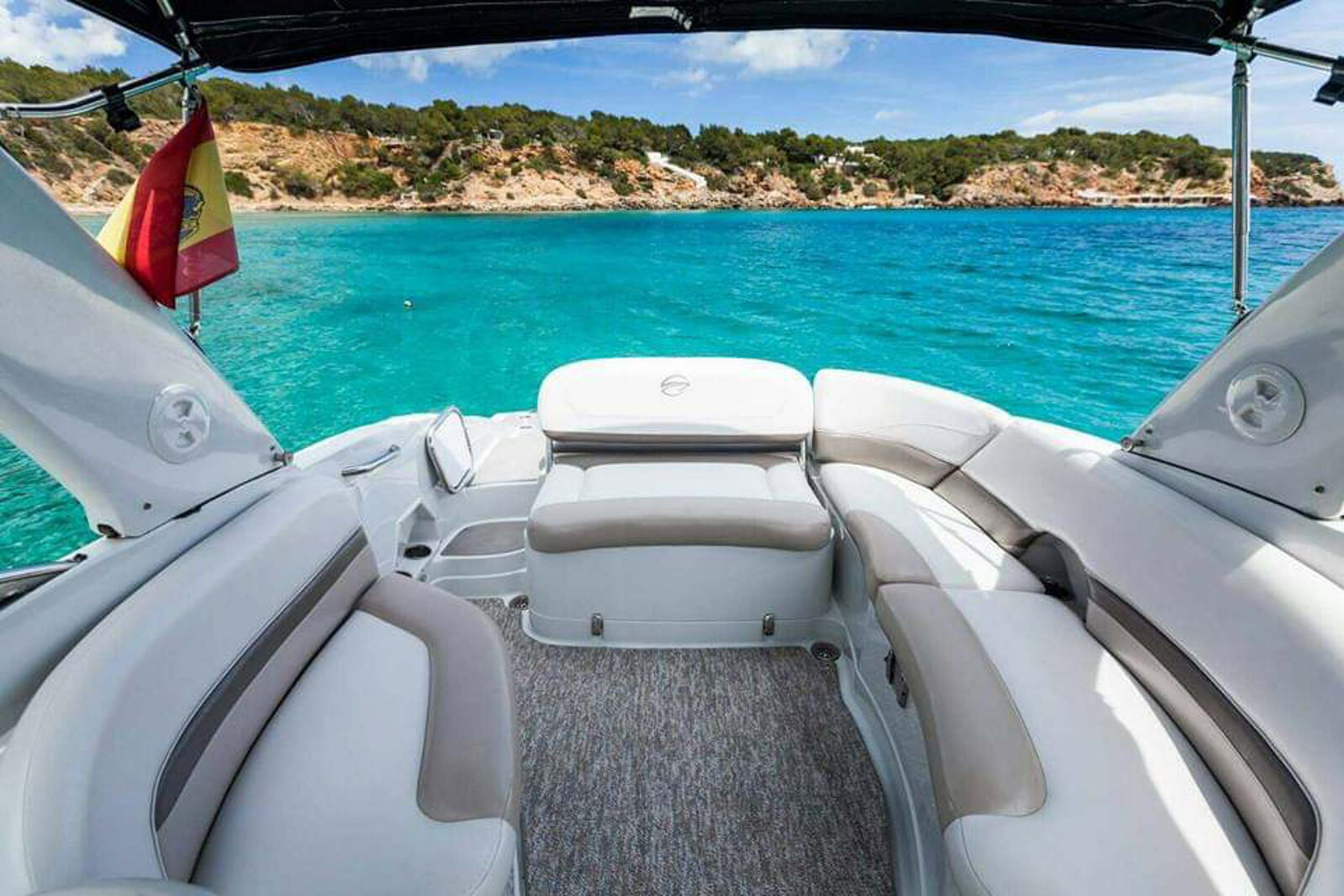 Vue d'un bateau de location à Ibiza