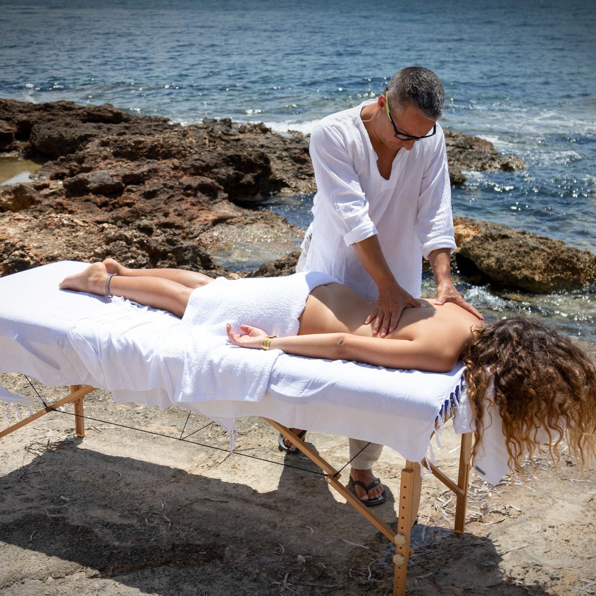 Massage anti-stress sur le bord de plage d'Ibiza