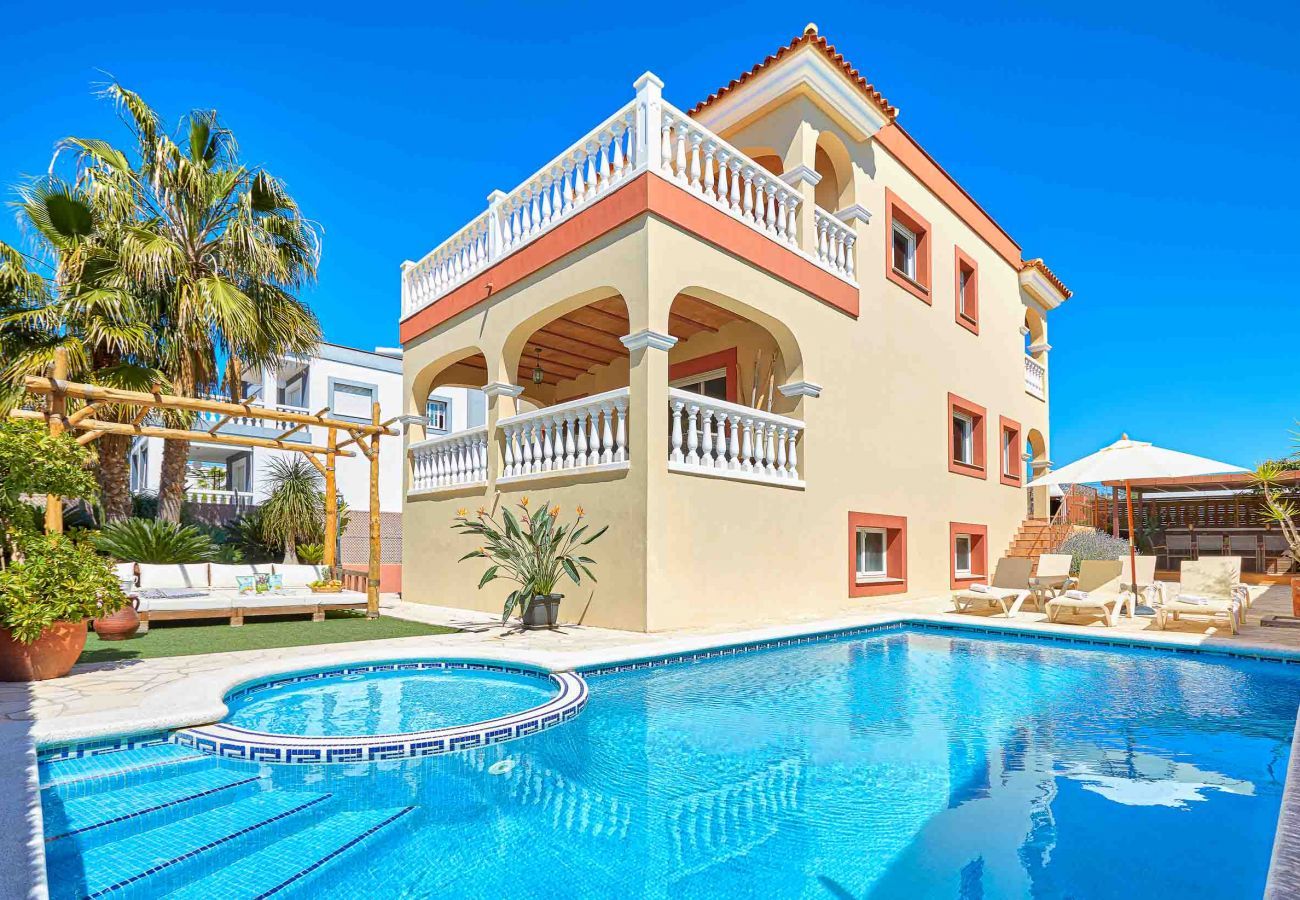 Espectacular piscina y exterior de la Villa Cane en Ibiza