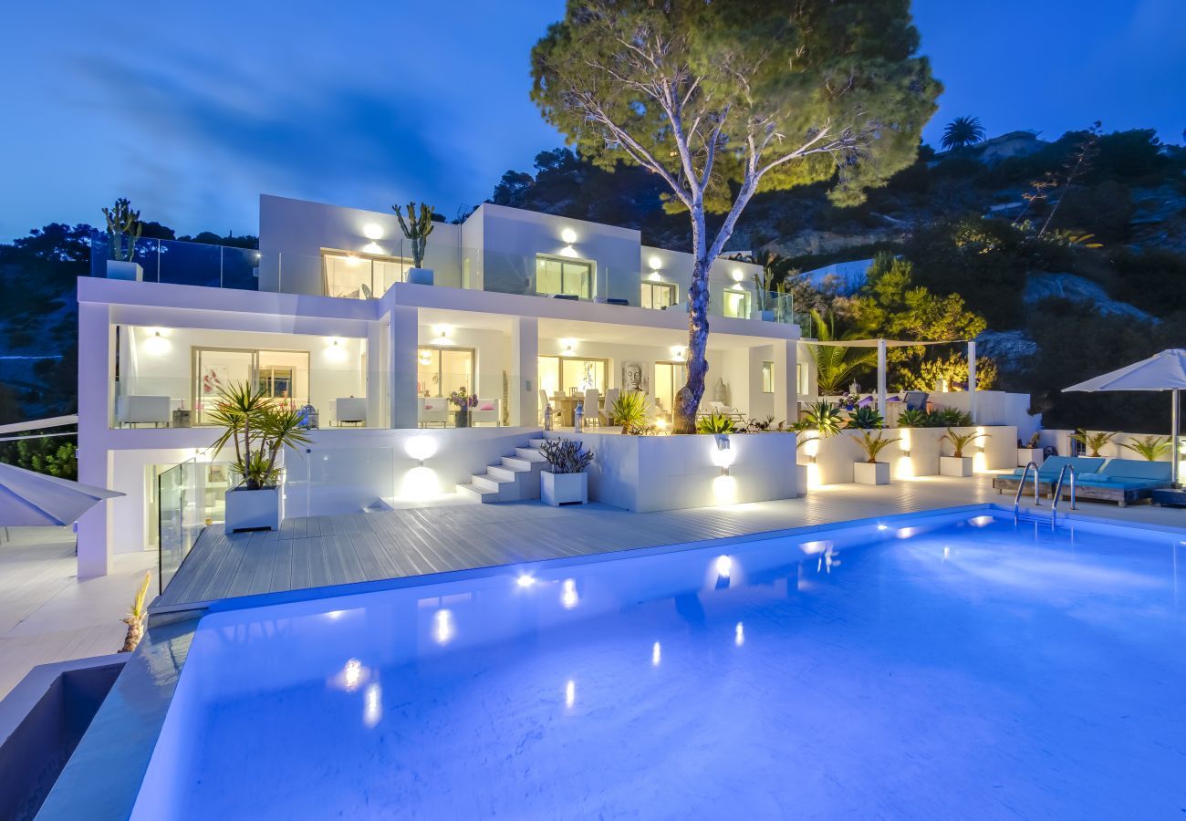 Villa Big Blue de Ibiza con piscina iluminada por la noche