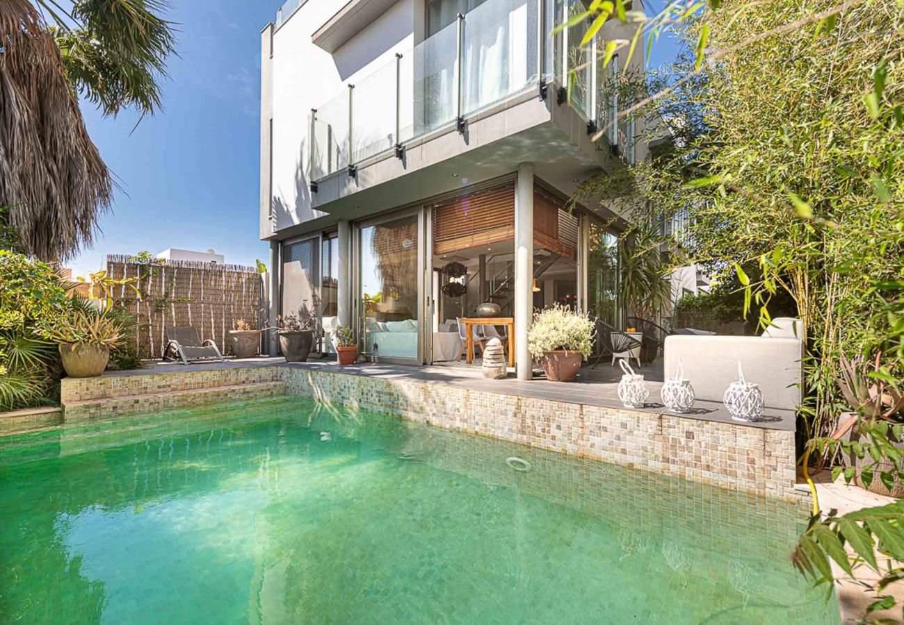 Piscina privada de Villa Jesús III y zona de terraza