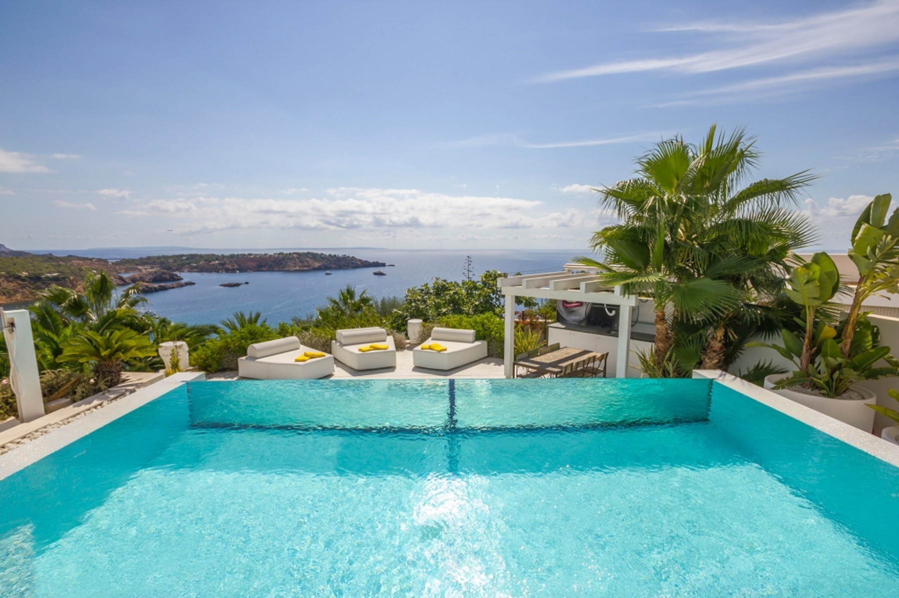 Vues depuis la piscine spectaculaire de la villa Bora à Ibiza