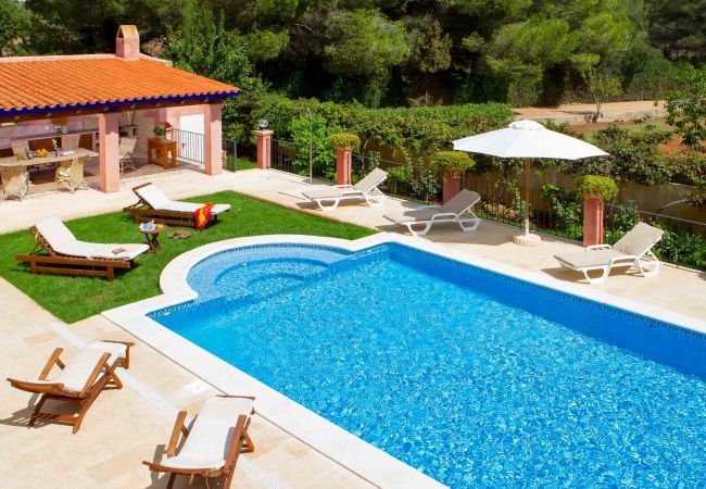 Vues de la villa de campagne d'Ibiza avec sa terrasse et sa piscine privée
