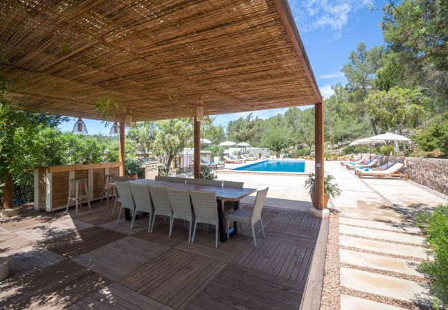 Terrasse couverte de la villa Boca Sega, idéale pour les groupes ou les familles nombreuses.